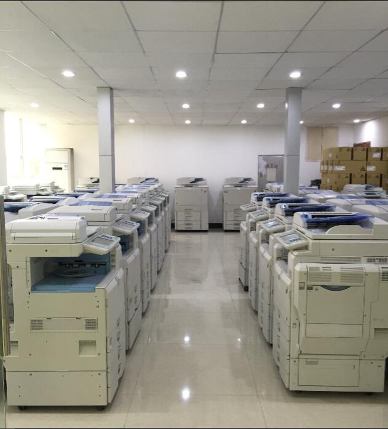 在现代办公室中,各种各样的办公设备必不可少。从基本的文具到高科技的智能设备,它们共同构建了一个高效的工作环境。